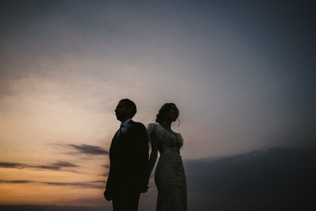 foto profesional de pareja de novios al atardecer