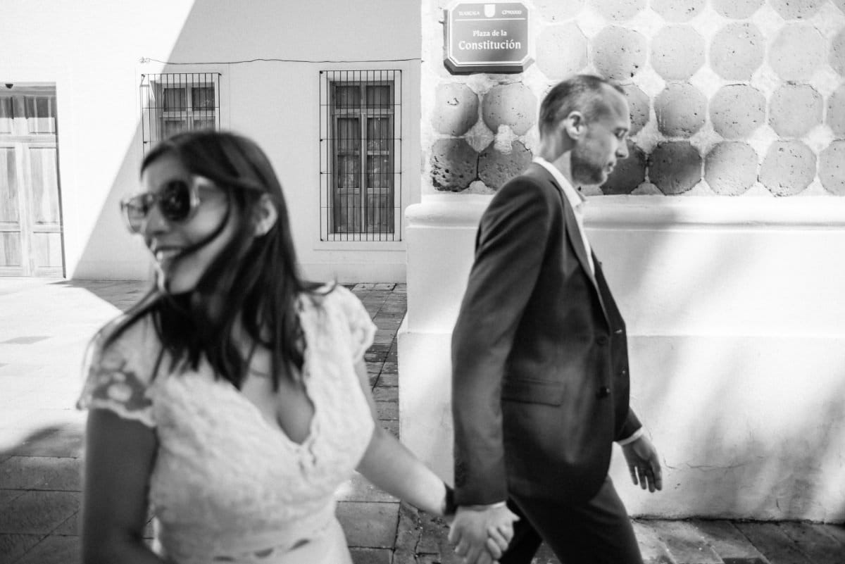 Pareja trendy caminando rápido, fotografía en blanco y negro