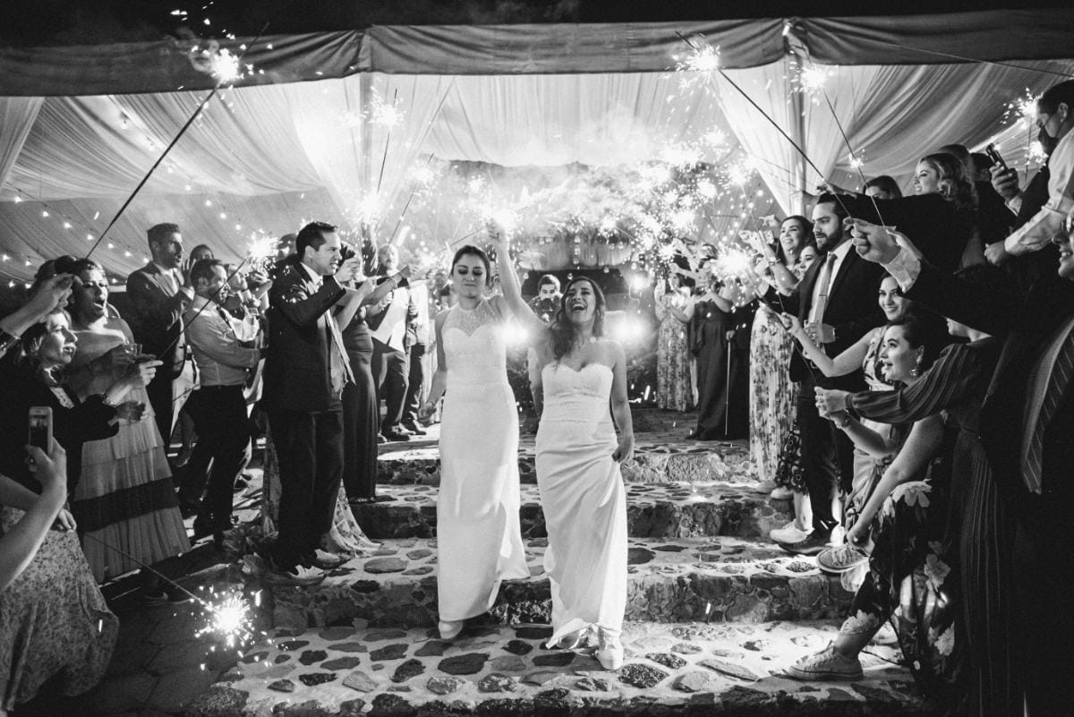 pareja de chicas celebrando su amor a la luz de las bengalas