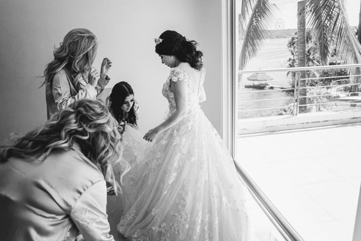 novia arreglándose con su mamá en Tres Cielos