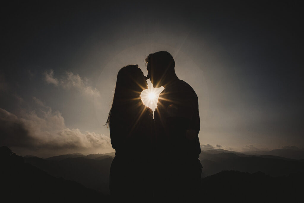 pareja en contraluz al atardecer, fotografos de bodas