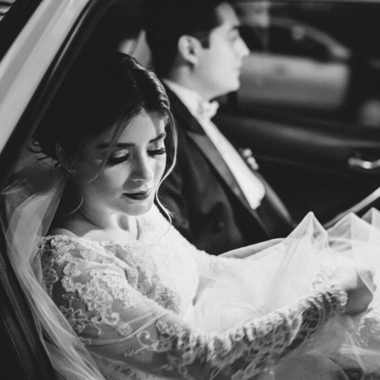 novios listos parapartir a la iglesia, fotografia de bodas en blanco y negro