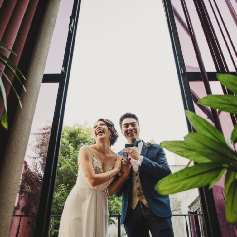 Novios brindando felices durante la recepción de boda, fotografía espontánea.